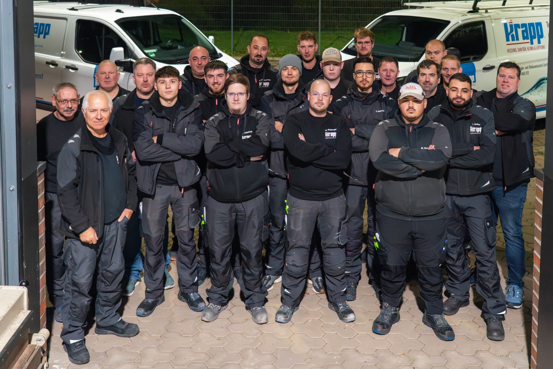 Das Krapp-Team vor den Dienstfahrzeugen am Standort