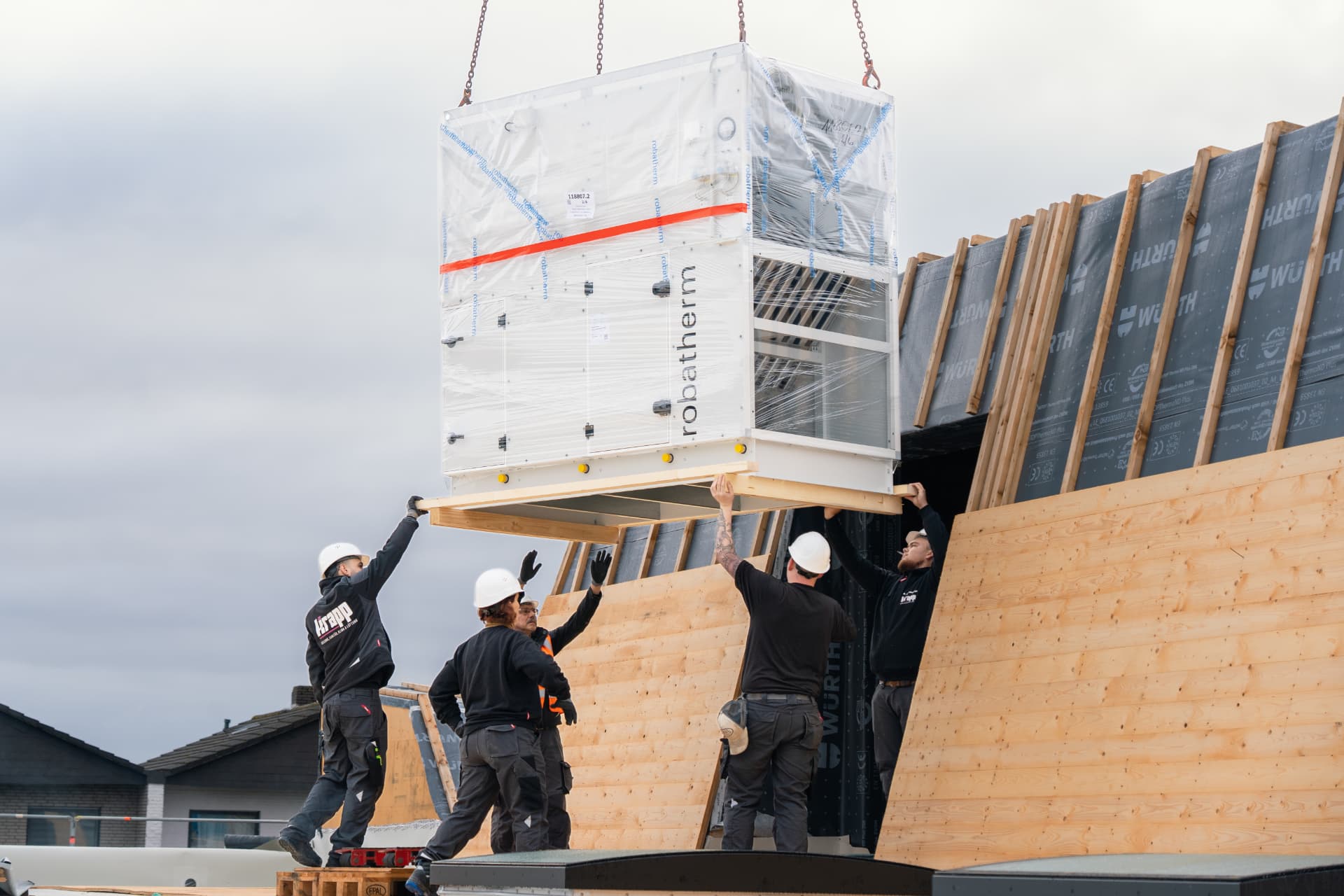 Krapp-Monteure setzen ein Lüftungsgerät auf einem Neubau ein