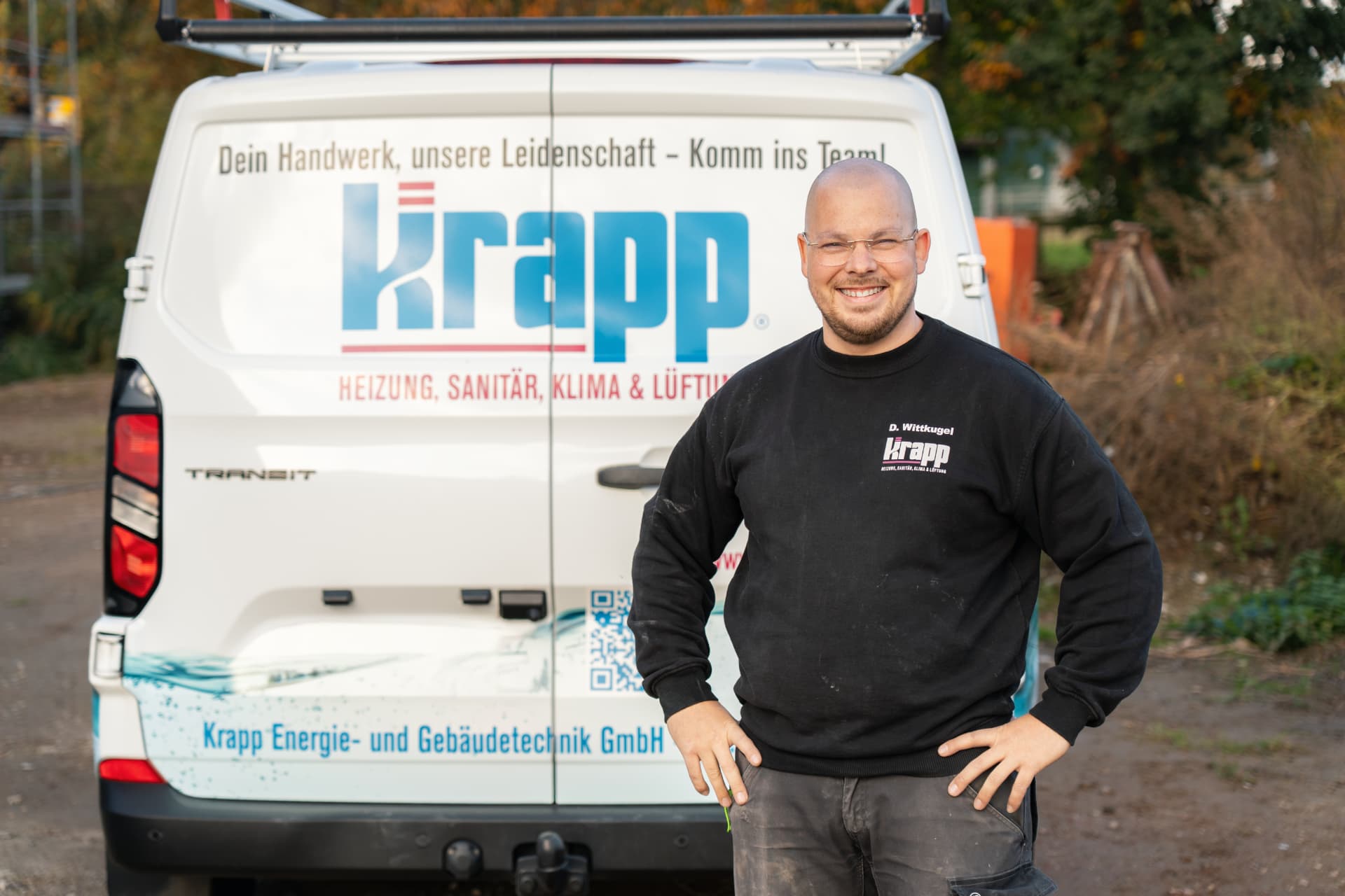 Krapp-Monteur vor seinem Servicefahrzeug