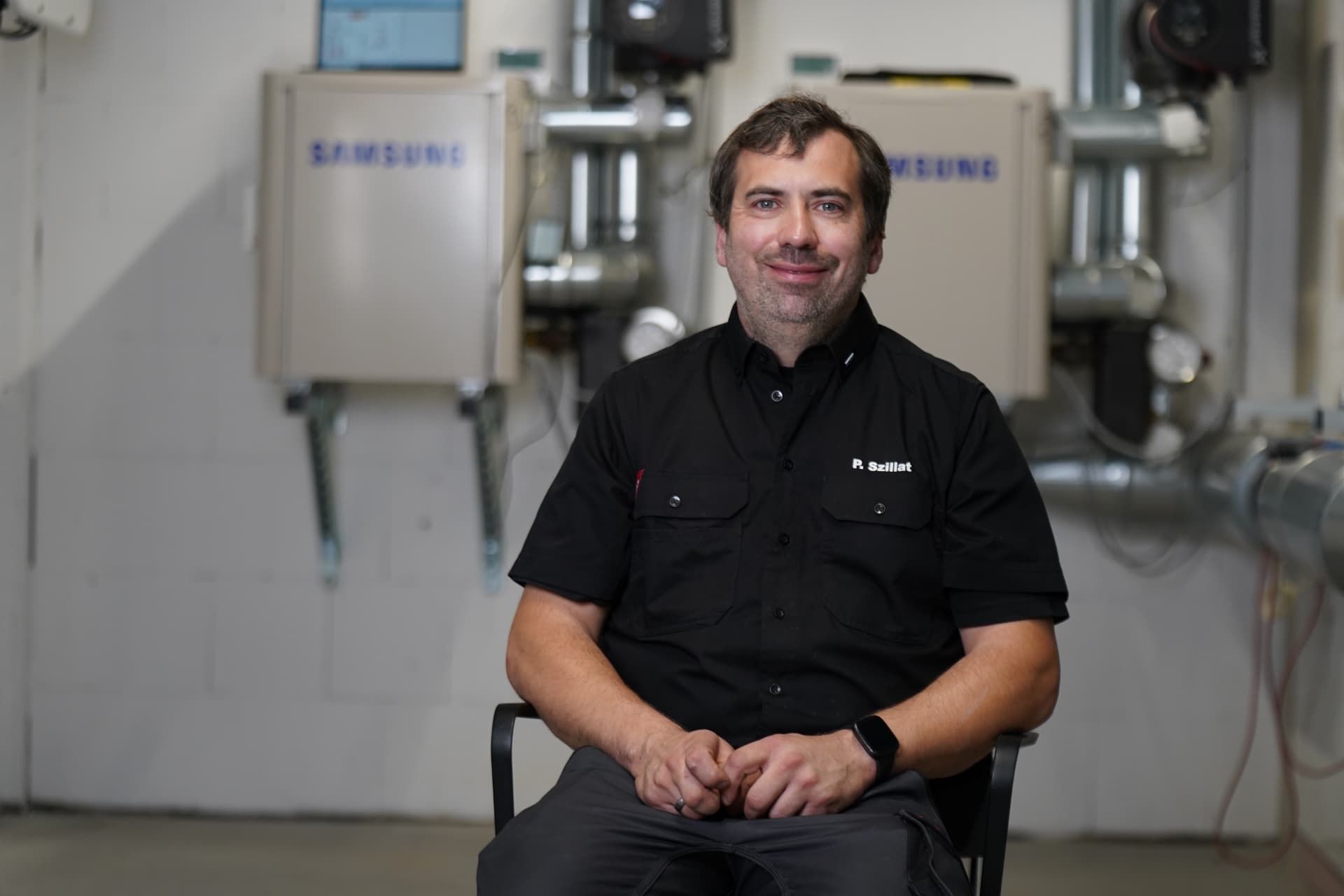 Krapp-Servicetechniker im Technikraum vor zwei Wärmepumpen